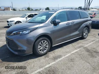 2022 Toyota Sienna LE z VIN 5TDBRKEC8NS116421, wystawiony jako Copart lot #63981105 z przebiegiem 58 122 mil mil oraz Szkoda całkowita • Salvage title. Historia ofert i sprzedaży dostępna na DreamBid. Obrazek 1.