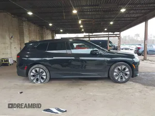 2025 BMW iX xDrive50 z VIN WB523CF08SCS59616, wystawiony jako IAAI lot #41666047 z przebiegiem 3 629 mil mil oraz . Historia ofert i sprzedaży dostępna na DreamBid. Obrazek 14.