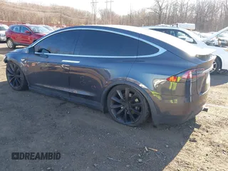 2016 Tesla Model X 70D z VIN 5YJXCAE28GF004461, wystawiony jako IAAI lot #41004214 z przebiegiem 158 962 mil mil oraz . Historia ofert i sprzedaży dostępna na DreamBid. Obrazek 3.