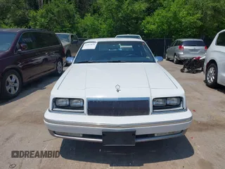 1993 Chrysler New Yorker z VIN 1C3XV66LXPD158485, wystawiony jako IAAI lot #42457031 z przebiegiem 87 441 mil mil oraz . Historia ofert i sprzedaży dostępna na DreamBid. Obrazek 6.
