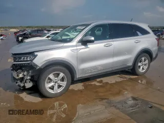 2021 Kia Sorento LX z VIN 5XYRG4LC3MG056711, wystawiony jako Copart lot #50418085 z przebiegiem 98 133 mil mil oraz Czysty tytuł • Clean title. Historia ofert i sprzedaży dostępna na DreamBid. Obrazek 1.