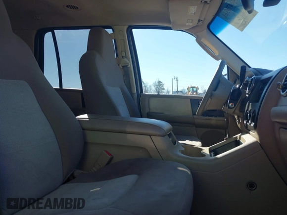 2004 Ford Expedition Special Service with VIN 1FMRU15WX4LB90730, listed as a IAAI auction lot 41478361 with 273,240 mi miles. Bid and sale history available at carsss.com. Image 5.