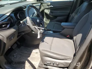 2023 Buick Encore GX Preferred z VIN KL4MMCSL1PB149704, wystawiony jako Copart lot #55058575 z przebiegiem 22 869 mil mil oraz Czysty tytuł • Clean title. Historia ofert i sprzedaży dostępna na DreamBid. Obrazek 7.
