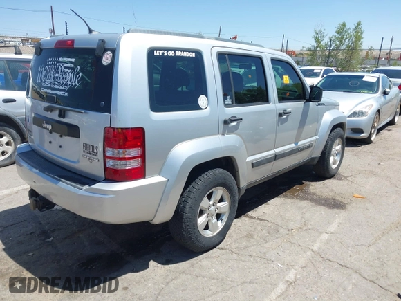 2012 Jeep Liberty Sport Latitude z VIN 1C4PJMAK2CW158599, wystawiony jako IAAI lot #42327424 z przebiegiem 118 960 mil mil oraz . Historia ofert i sprzedaży dostępna na DreamBid. Obrazek 4.