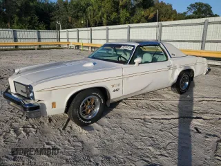 1975 Oldsmobile Cutlass z VIN 3J57T5M323248, wystawiony jako Copart lot #80526124 z przebiegiem 13 934 mil mil oraz Szkody całkowita. Historia ofert i sprzedaży dostępna na DreamBid. Obrazek 1.
