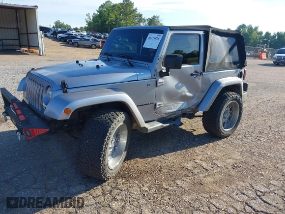 2016 Jeep Wrangler Sahara z VIN 1C4AJWBGXGL120329, wystawiony jako IAAI lot #40239916 z przebiegiem 96 731 mil mil oraz . Historia ofert i sprzedaży dostępna na DreamBid. Obrazek 2.