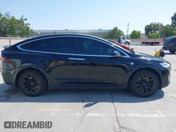 2017 Tesla Model X 90D z VIN 5YJXCBE23HF027198, wystawiony jako IAAI lot #42439451 z przebiegiem 111 122 mil mil oraz . Historia ofert i sprzedaży dostępna na DreamBid. Obrazek 13.
