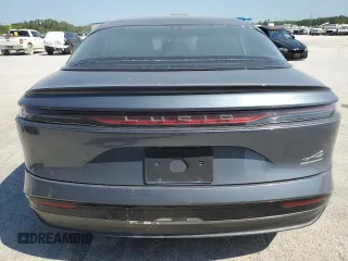 2024 Lucid Air Touring z VIN 50EA1TEA0RA002936, wystawiony jako Copart lot #50941055 z przebiegiem 8934 mil mil oraz Szkody całkowita. Historia ofert i sprzedaży dostępna na DreamBid. Obrazek 6.