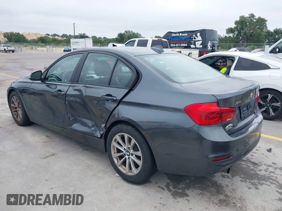 2016 BMW 3 Series 320i xDrive z VIN WBA8A3C53GK551754, wystawiony jako IAAI lot #42399516 z przebiegiem 135 571 mil mil oraz . Historia ofert i sprzedaży dostępna na DreamBid. Obrazek 6.