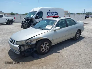 2000 Toyota Camry LE z VIN 4T1BF22K9YU102852, wystawiony jako IAAI lot #42084031 z przebiegiem 253 595 mil mil oraz . Historia ofert i sprzedaży dostępna na DreamBid. Obrazek 2.