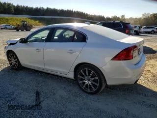2017 Volvo S60 Inscription Platinum z VIN LYV402HM9HB140468, wystawiony jako Copart lot #74993444 z przebiegiem 103 907 mil mil oraz Szkoda całkowita • Salvage title. Historia ofert i sprzedaży dostępna na DreamBid. Obrazek 2.