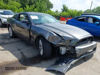 2014 Ford Mustang V6 z VIN 1ZVBP8AM5E5288545, wystawiony jako IAAI lot #42494613 z przebiegiem 80 897 mil mil oraz . Historia ofert i sprzedaży dostępna na DreamBid. Obrazek 1.