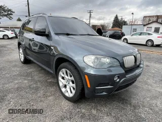 2011 BMW X5 35i with VIN 5UXZV4C58BL401755, listed as a Copart auction lot 49190535 with 104,082 mi miles and Clean Title. Bid and sale history available at carsss.com. Image 1.