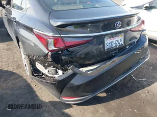 2021 Lexus ES 300h z VIN 58ADA1C11MU009897, wystawiony jako IAAI lot #42131776 z przebiegiem 28 460 mil mil oraz . Historia ofert i sprzedaży dostępna na DreamBid. Obrazek 6.