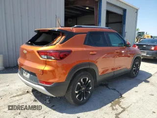 2022 Chevrolet TrailBlazer LT with VIN KL79MRSL7NB137453, listed as a Copart auction lot 51932945 with 32,962 mi miles and Salvage Title. Bid and sale history available at DreamBid. Image 3.