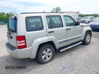 2009 Jeep Liberty Sport z VIN 1J8GN28K09W553011, wystawiony jako IAAI lot #42376108 z przebiegiem 187 806 mil mil oraz . Historia ofert i sprzedaży dostępna na DreamBid. Obrazek 4.