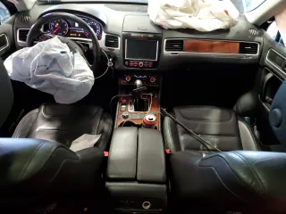 2014 Volkswagen Touareg Lux z VIN WVGEF9BP9ED014963, wystawiony jako Copart lot #50555345 z przebiegiem 153 907 mil mil oraz Szkoda całkowita • Salvage title. Historia ofert i sprzedaży dostępna na DreamBid. Obrazek 8.