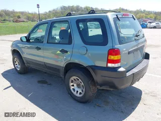 2005 Ford Escape XLS Value with VIN 1FMYU92Z75DA03268, listed as a IAAI auction lot 42051311 with 124,985 mi miles. Bid and sale history available at carsss.com. Image 3.