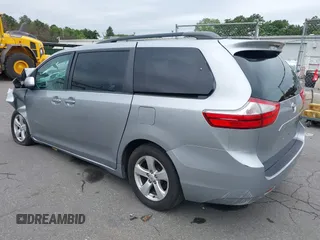 2015 Toyota Sienna LE AAS z VIN 5TDKK3DC6FS688844, wystawiony jako IAAI lot #42557542 z przebiegiem 95 520 mil mil oraz . Historia ofert i sprzedaży dostępna na DreamBid. Obrazek 3.