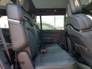 2024 Rivian R1S Adventure z VIN 7PDSGBBA7RN044642, wystawiony jako Copart lot #62567904 z przebiegiem 1888 mil mil oraz Szkody całkowita. Historia ofert i sprzedaży dostępna na DreamBid. Obrazek 11.