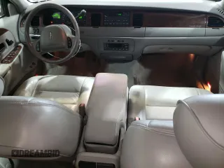 2002 Lincoln Town Car Executive z VIN 1LNHM81W32Y628546, wystawiony jako Copart lot #54248775 z przebiegiem 188 496 mil mil oraz Czysty tytuł • Clean title. Historia ofert i sprzedaży dostępna na DreamBid. Obrazek 8.