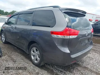 2014 Toyota Sienna LE AAS z VIN 5TDKK3DC8ES516801, wystawiony jako IAAI lot #42378994 z przebiegiem 222 929 mil mil oraz . Historia ofert i sprzedaży dostępna na DreamBid. Obrazek 3.