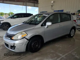 2010 Nissan Versa S z VIN 3N1BC1CPXAL363752, wystawiony jako Copart lot #59693565 z przebiegiem 130 911 mil mil oraz Szkoda całkowita • Salvage title. Historia ofert i sprzedaży dostępna na DreamBid. Obrazek 1.