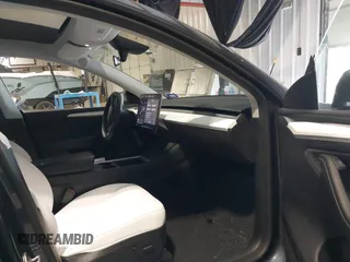 2024 Tesla Model Y Long Range z VIN 7SAYGDEEXRA226636, wystawiony jako IAAI lot #41622144 z przebiegiem 8 908 mil mil oraz . Historia ofert i sprzedaży dostępna na DreamBid. Obrazek 5.