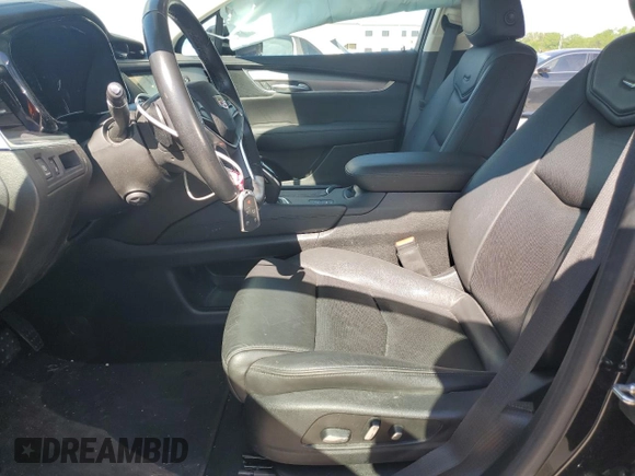 2019 Cadillac XT5 Premium Luxury FWD z VIN 1GYKNERS1KZ284355, wystawiony jako Copart lot #54150405 z przebiegiem 50 001 mil mil oraz Szkody całkowita. Historia ofert i sprzedaży dostępna na DreamBid. Obrazek 7.