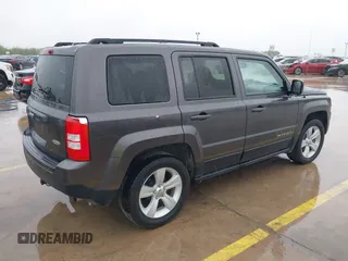 2016 Jeep Patriot Latitude z VIN 1C4NJPFB7GD682060, wystawiony jako IAAI lot #41898444 z przebiegiem 67 717 mil mil oraz . Historia ofert i sprzedaży dostępna na DreamBid. Obrazek 4.