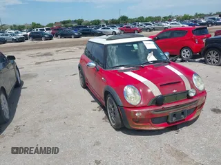 2005 MINI Hardtop S z VIN WMWRE33435TD95239, wystawiony jako IAAI lot #42448325 z przebiegiem 64 860 mil mil oraz . Historia ofert i sprzedaży dostępna na DreamBid. Obrazek 1.