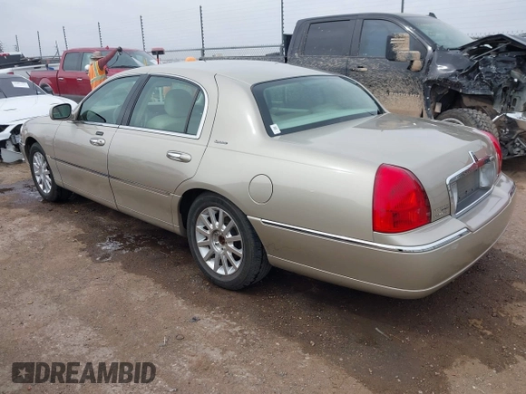 2006 Lincoln Town Car Signature z VIN 1LNHM81W66Y604098, wystawiony jako IAAI lot #42063391 z przebiegiem 93 541 mil mil oraz . Historia ofert i sprzedaży dostępna na DreamBid. Obrazek 3.