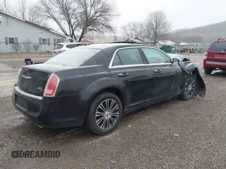 2013 Chrysler 300 S z VIN 2C3CCAGG2DH659829, wystawiony jako IAAI lot #41726809 z przebiegiem 149 908 mil mil oraz . Historia ofert i sprzedaży dostępna na DreamBid. Obrazek 4.