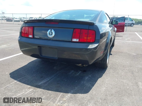 2008 Ford Mustang Deluxe with VIN 1ZVHT80N585164800, listed as a IAAI auction lot 42720565 with 189,711 mi miles and . Bid and sale history available at DreamBid. Image 4.