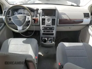 2010 Chrysler Town & Country Touring z VIN 2A4RR5D16AR415368, wystawiony jako Copart lot #55738015 z przebiegiem 127 871 mil mil oraz Szkoda całkowita • Salvage title. Historia ofert i sprzedaży dostępna na DreamBid. Obrazek 8.