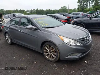 2013 Hyundai Sonata SE z VIN 5NPEC4AC1DH680366, wystawiony jako IAAI lot #42515831 z przebiegiem 132 955 mil mil oraz . Historia ofert i sprzedaży dostępna na DreamBid. Obrazek 1.