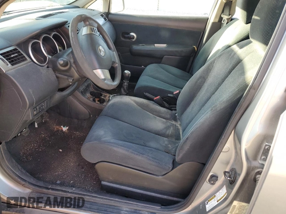 2010 Nissan Versa S z VIN 3N1BC1CP8AL423169, wystawiony jako Copart lot #52792625 z przebiegiem Nie podano mil oraz Czysty tytuł • Clean title. Historia ofert i sprzedaży dostępna na DreamBid. Obrazek 7.