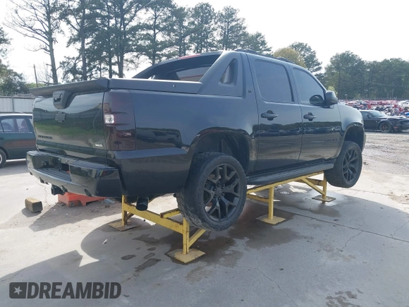 2011 Chevrolet Avalanche LT with VIN 3GNTKFE35BG256847, listed as a IAAI auction lot 41854804 with 206,571 mi miles. Bid and sale history available at carsss.com. Image 4.