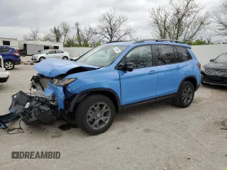 2025 Honda Passport TrailSport z VIN 5FNYF8H69SB001998, wystawiony jako Copart lot #51595415 z przebiegiem 3336 mil mil oraz Szkody całkowita. Historia ofert i sprzedaży dostępna na DreamBid. Obrazek 1.
