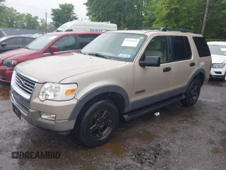 2006 Ford Explorer XLT z VIN 1FMEU73E96UA64187, wystawiony jako IAAI lot #42241828 z przebiegiem 157 792 mil mil oraz . Historia ofert i sprzedaży dostępna na DreamBid. Obrazek 2.