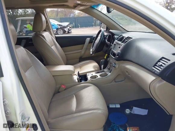 2013 Toyota Highlander with VIN 5TDZK3EH6DS096284, listed as a IAAI auction lot 41735321 with 239,697 mi miles. Bid and sale history available at carsss.com. Image 5.