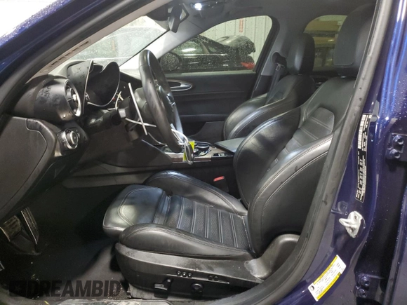 2017 Alfa Romeo Giulia Ti z VIN ZARFAECN6H7543339, wystawiony jako Copart lot #47017935 z przebiegiem 97 435 mil mil oraz Szkody całkowita. Historia ofert i sprzedaży dostępna na DreamBid. Obrazek 7.