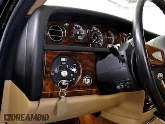 2007 Rolls-Royce Phantom z VIN SCA1S68547UX08XXX, wystawiony jako Copart lot #59255705 z przebiegiem 27 777 mil mil oraz Tytuł czysty. Historia ofert i sprzedaży dostępna na DreamBid. Obrazek 9.
