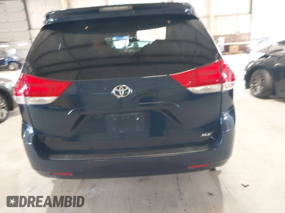 2011 Toyota Sienna XLE AAS z VIN 5TDYK3DC1BS130064, wystawiony jako IAAI lot #42600155 z przebiegiem 139 078 mil mil oraz . Historia ofert i sprzedaży dostępna na DreamBid. Obrazek 16.