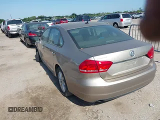 2015 Volkswagen Passat Wolfsburg Edition z VIN 1VWAT7A33FC084526, wystawiony jako IAAI lot #42191378 z przebiegiem 193 142 mil mil oraz . Historia ofert i sprzedaży dostępna na DreamBid. Obrazek 3.
