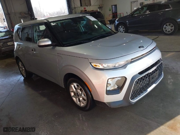 2020 Kia Soul LX with VIN KNDJ23AU1L7067025, listed as a IAAI auction lot 41793980 with 121,457 mi miles. Bid and sale history available at carsss.com. Image 1.