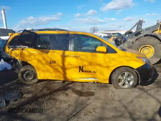 2017 Toyota Sienna XLE Auto Access Seat z VIN 5TDYZ3DC6HS792503, wystawiony jako IAAI lot #41272021 z przebiegiem 109 315 mil mil oraz . Historia ofert i sprzedaży dostępna na DreamBid. Obrazek 12.