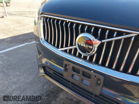 2021 Volvo XC90 Momentum with VIN YV4102PK6M1715823, listed as a IAAI auction lot 41478006 with 35,847 mi miles. Bid and sale history available at carsss.com. Image 6.