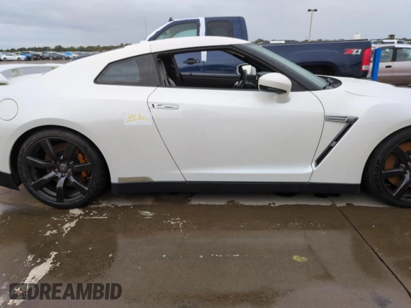 2011 Nissan GT-R Premium z VIN JN1AR5EF6BM240043, wystawiony jako Copart lot #74925154 z przebiegiem Nie podano mil oraz Szkody całkowita. Historia ofert i sprzedaży dostępna na DreamBid. Obrazek 12.