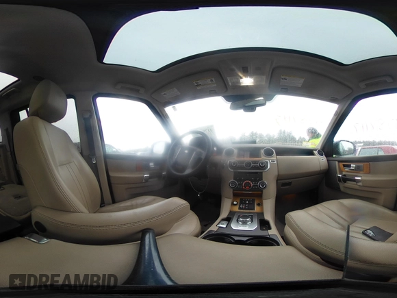 2015 Land Rover LR4 HSE с VIN SALAG2V6XFA742605, выставлен на аукционе IAAI как лот 41787119 с пробегом 115 415 миль миль и . История ставок и продаж доступна на DreamBid. Изображение 18.
